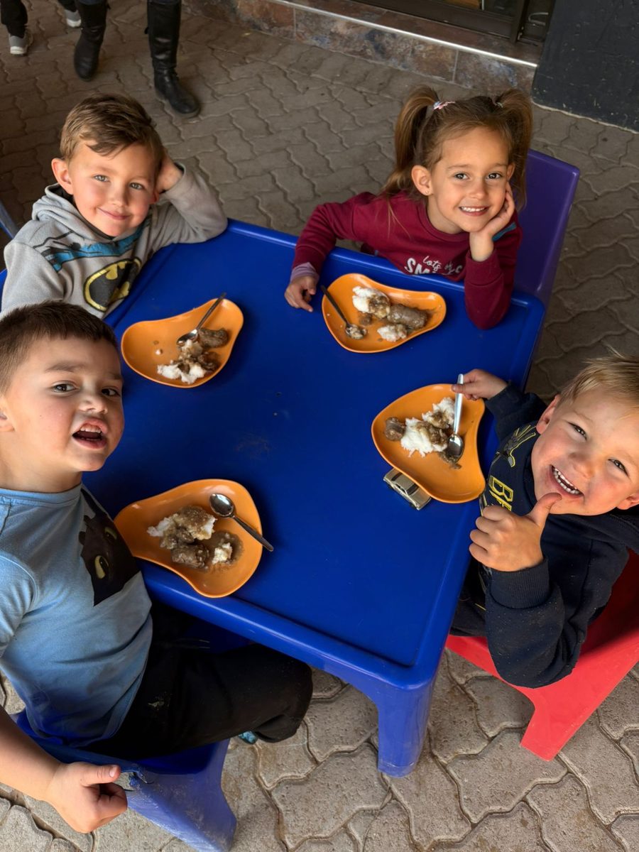 Lekker Land children enjoying a healthy meal together